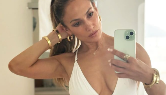 Jennifer Lopez gala tarzıyla mest etti! Derin dekolteli siyah mini elbisesine beğeni yağdı!