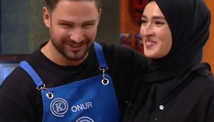 Aşk iddialarını güçlendirdi! MasterChef’te Onur’un Beyza’ya söylediği o söz gündem oldu! Utanarak…