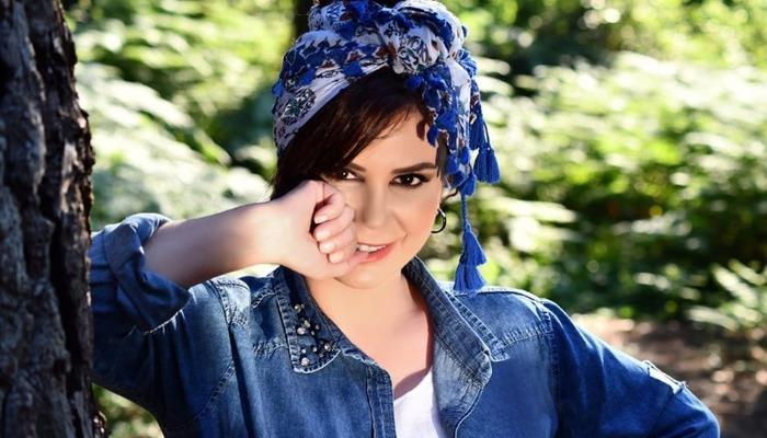 ‘Koçari’ şarkısıyla hafızalara kazındı! 2+1 dairede mütevazı bir hayat sürüyor… Hülya Polat evinin kapılarını ilk kez açtı