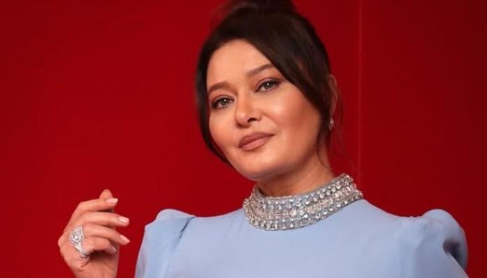 Nurgül Yeşilçay başını örtüp camii gezdi! O hali gündem oldu