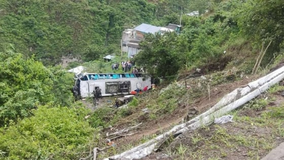 Kolombiya turistleri taşıyan otobüsün uçuruma yuvarlanması sonucu 13 kişi öldü