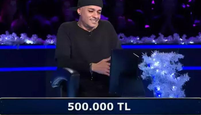 Milyonluk soruya kadar geldi! Rap camiasının sevilen ismi Ceza’dan takdir toplayan davranış…