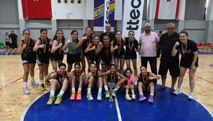 U 14 kızlarda Levent şampiyon