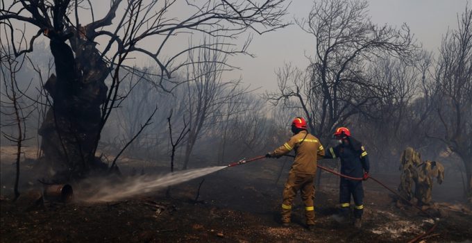 Yunanistan’da orman yangınları nedeniyle bazı yerleşim alanları boşaltıldı