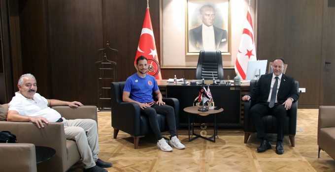 Öztürkler, milli yüzücü Doğukan Ulaç’ı tebrik etti