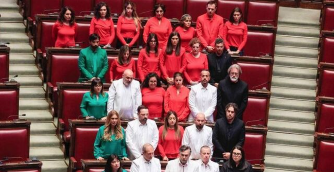 İtalya’da muhalefet vekilleri, parlamentoya Filistin bayrağının renklerini taşıyan kıyafetlerle girdi