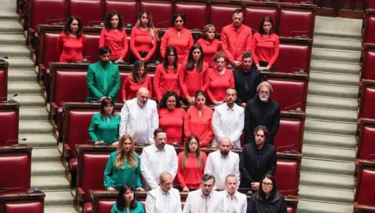 İtalya’da muhalefet vekilleri, parlamentoya Filistin bayrağının renklerini taşıyan kıyafetlerle girdi