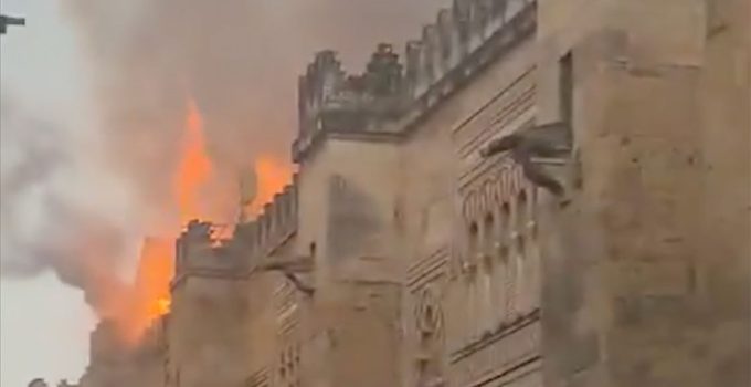 İspanya’da Kurtuba Cami-Katedrali’nde çıkan yangın söndürüldü