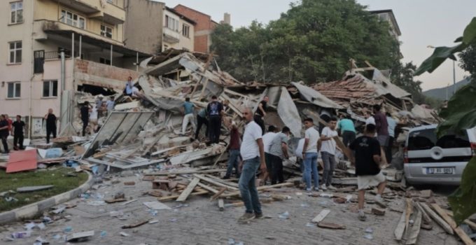 Balıkesir’de 6,1 büyüklüğünde deprem