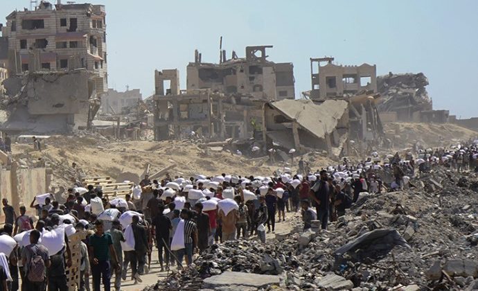 İsrail’in Gazze’de yardım dağıtım noktasına düzenlediği saldırıda 12 kişi hayatını kaybetti