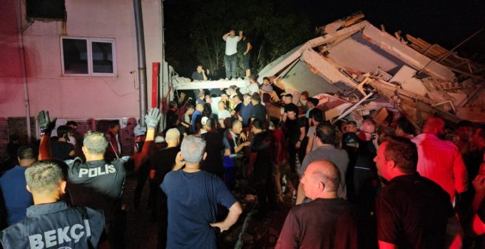 Depremde yıkılan binadaki 4 vatandaş kurtarıldı