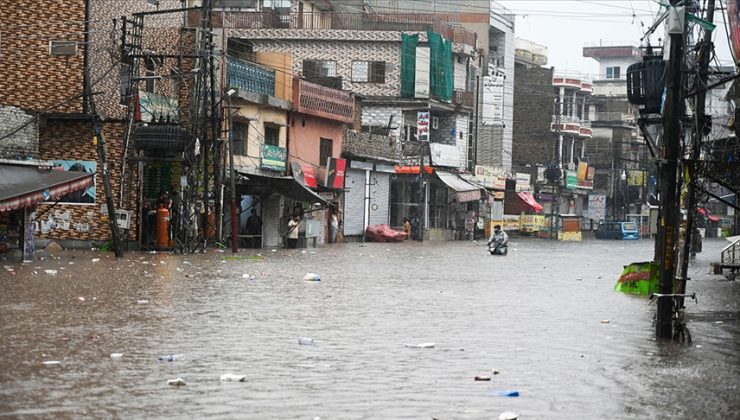 Pakistan’da etkili olan muson yağmurları sonucu hayatını kaybedenlerin sayısı 299’a yükseldi