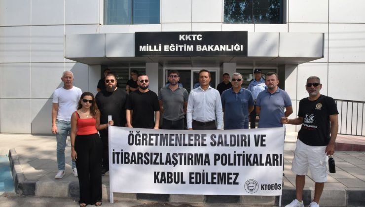 KTOEÖS hizmet içi eğitimde yaşanan olayı protesto etti, Bakanlık önüne siyah çelenk bıraktı