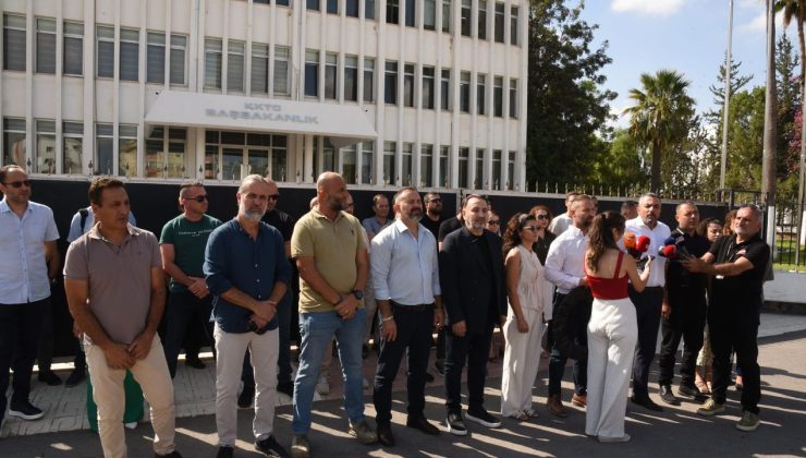 Kamuda yetkili beş sendika Başbakanlık’a siyah çelenk bıraktı