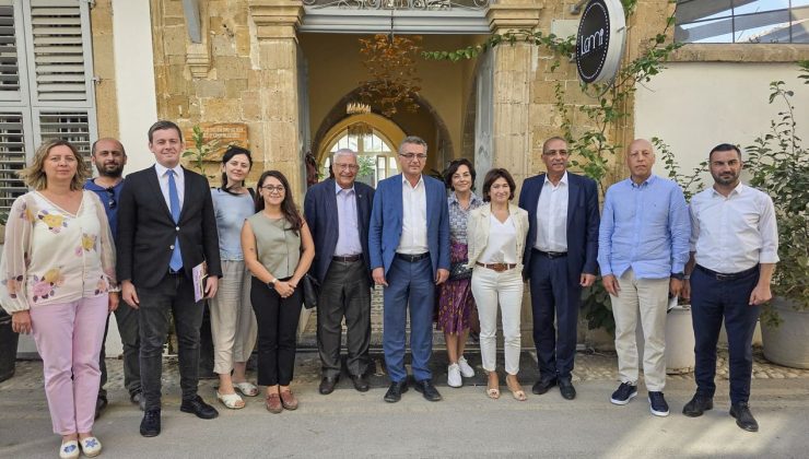 Erhürman, Türkiye’den gelen gazetecilerle bir araya geldi