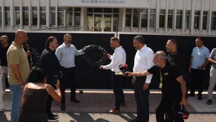 Üstel’e siyah çelenkli protesto