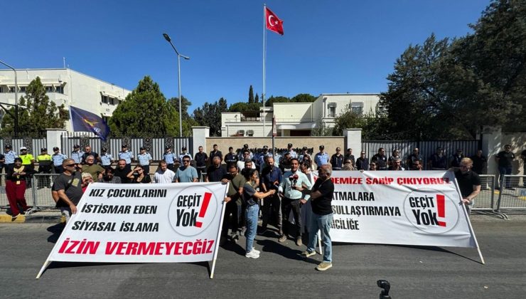 Elçilik önünde ‘başörtü’ eylemi