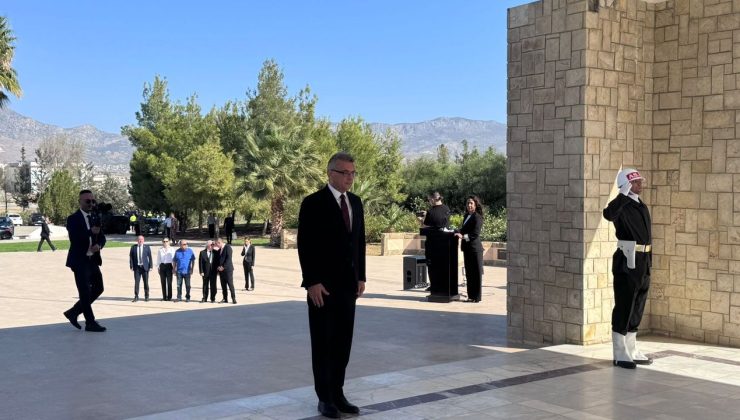 Cumhurbaşkanı Erhürman Dr. Fazıl Küçük’ün Anıt Mezarı’na çelenk sundu