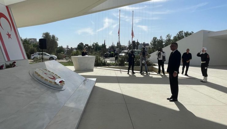 Cumhurbaşkanı Erhürman, Kurucu Cumhurbaşkanı Rauf Raif Denktaş’ın Anıt Mezarı’na çelenk sundu