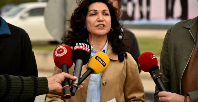 KTOEÖS, Başbakanlık ışıklarında eylem yaptı