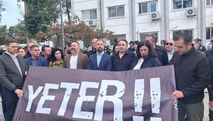 Kamuda örgütlü 5 sendika Maliye Bakanlığı önünde eylem