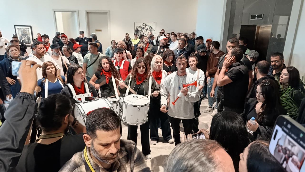 Eylemciler Meclisi bastı