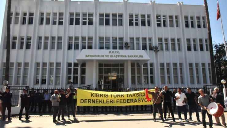 Kıbrıs Türk Taksici Dernekleri Federasyonu, Bayındırlık ve Ulaştırma Bakanlığı önünde eylem yaptı