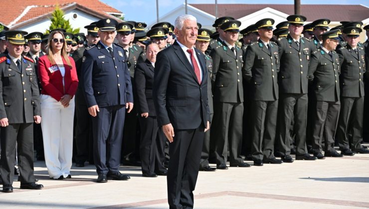 Özçınar, 23 Nisan Ulusal Egemenlik ve Çocuk Bayramı kutlama törenine katıldı