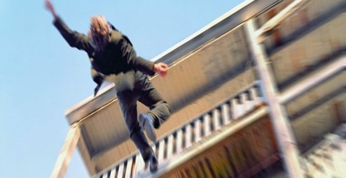 Balkon penceresinden evine girmeye çalışırken düşen şahıs yaralandı