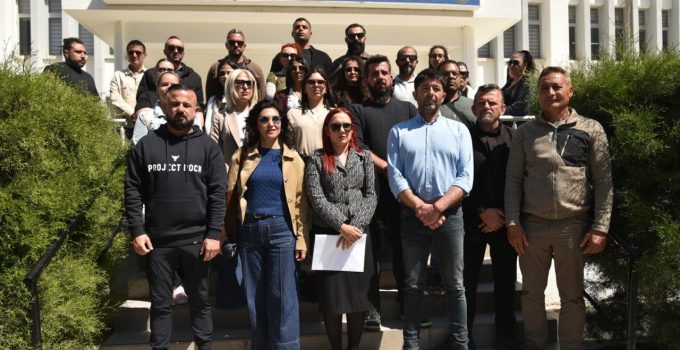 KTOEÖS Lefkoşa Polis Müdürlüğü önünde basın açıklaması yaptı