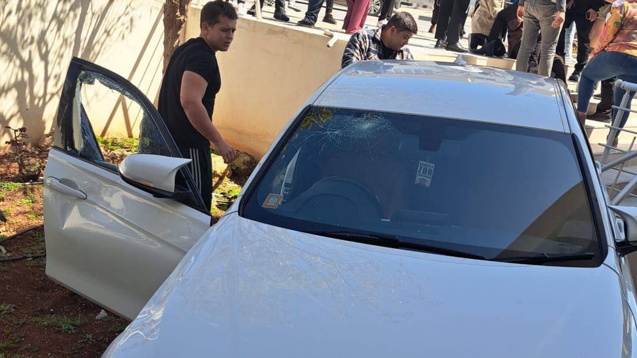 Öğrencilere çarptı, kafenin bahçesine daldı!