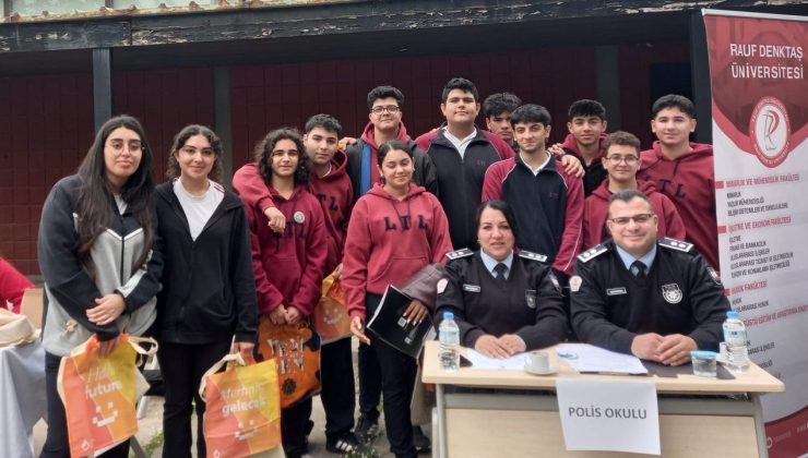 Polis, kariyer gününde Lefkoşa Türk Lisesi öğrencileri ile buluştu