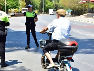 Polisten scooter kullanıcıları için önemli uyarılar