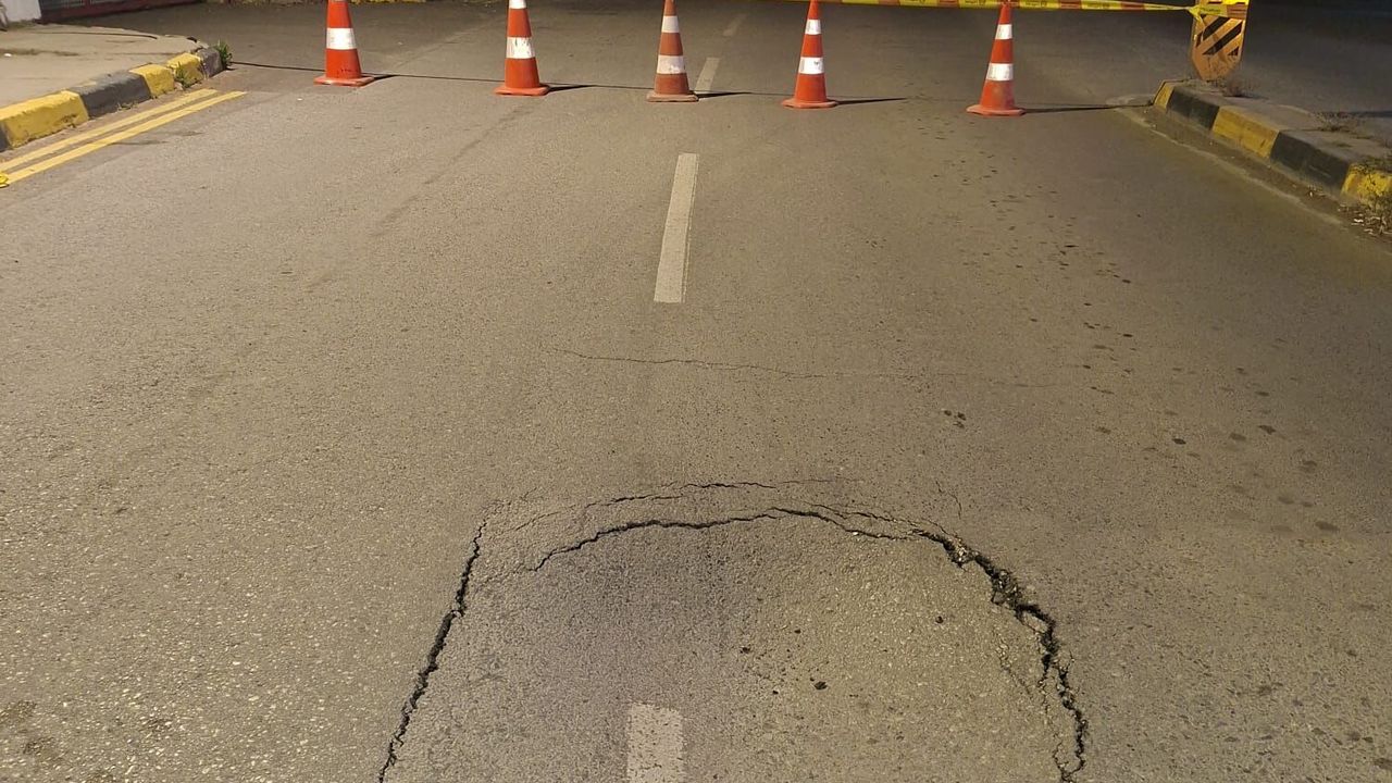 Lefkoşa’da Atatürk Caddesi üzerinde yolda çökme meydana geldi
