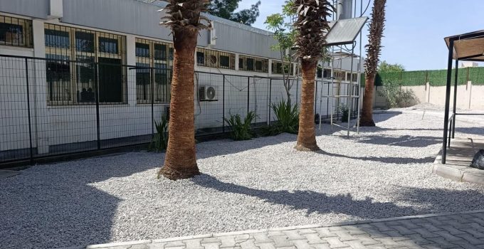 Merit, hastane iç bahçesinin çevre düzenini yaptı