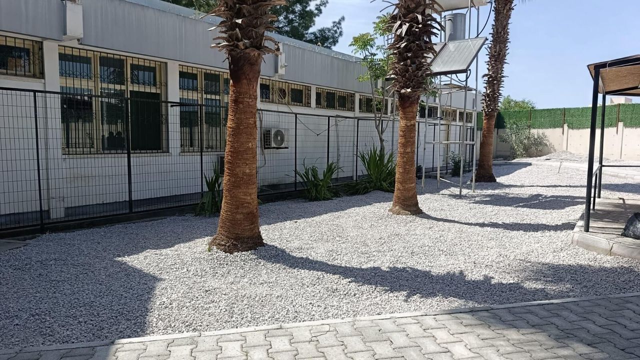 Merit, hastane iç bahçesinin çevre düzenini yaptı