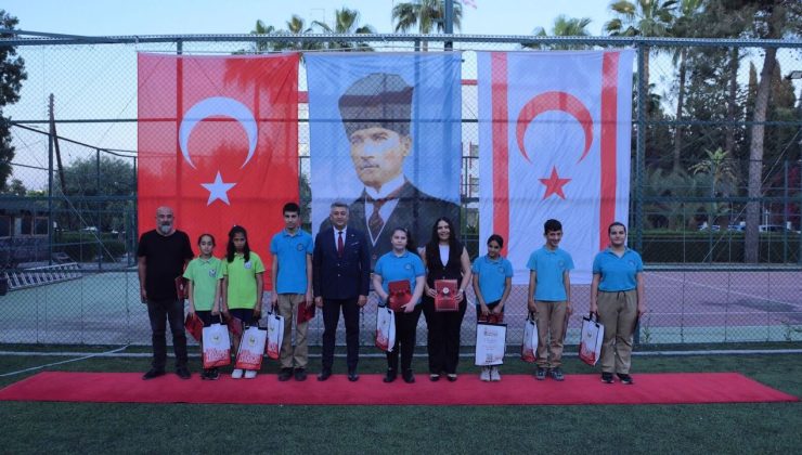 Başarılı öğrenciler ödüllendirildi