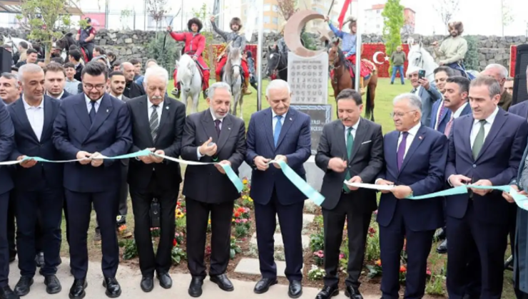 KKTC Aksakalı Oktay Öksüzoğlu Kayseri’de Türkoloji Zirvesi’ne katıldı