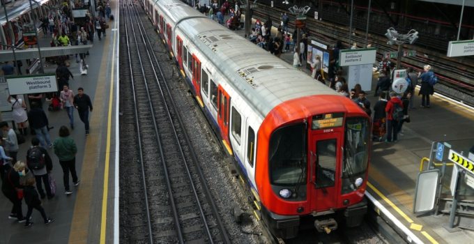 Londra’da aşırı sıcak hava ve yağış raylı ulaşımı felç etti