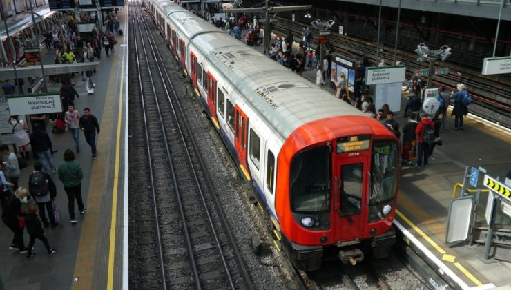 Londra’da aşırı sıcak hava ve yağış raylı ulaşımı felç etti